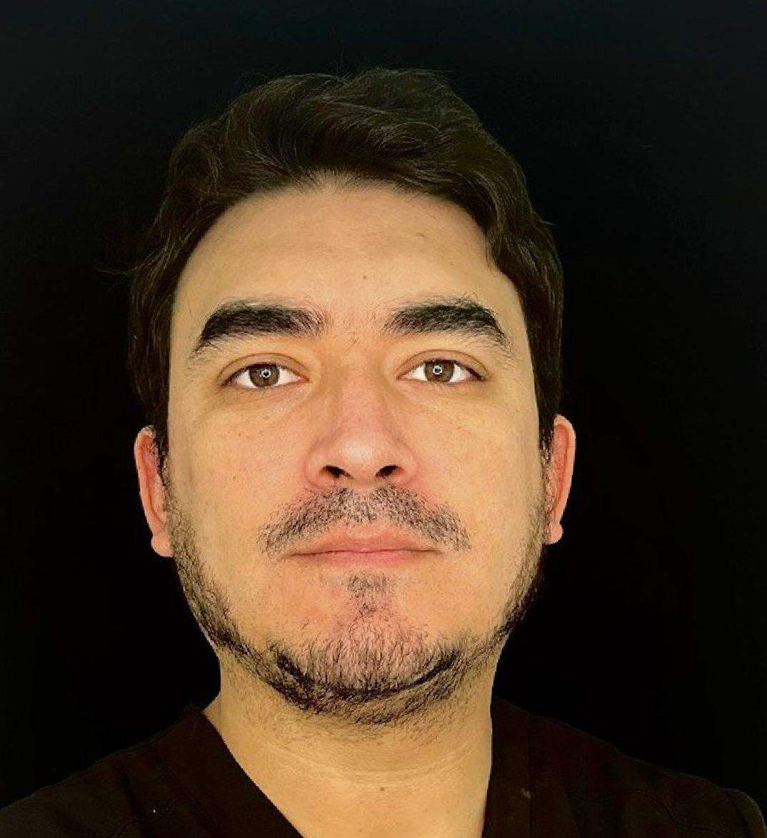 Dr. Roberto Martínez